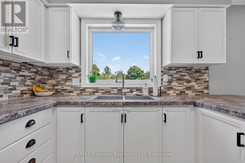 1005 Dina Crescent — photo 11 of 40