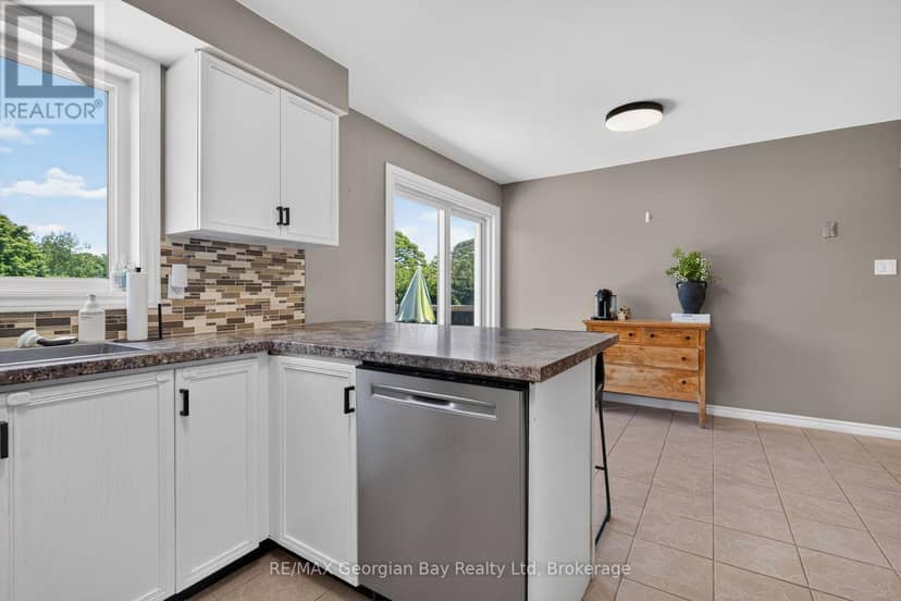 1005 Dina Crescent — photo 12 of 40