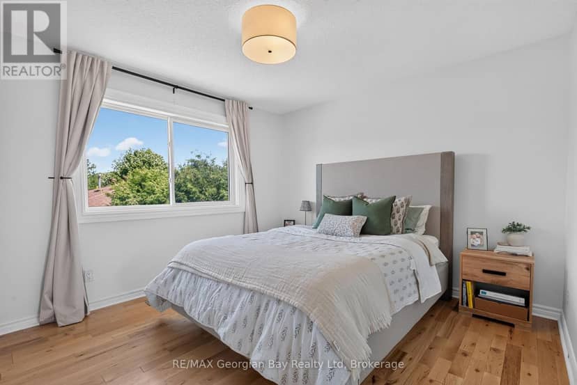 1005 Dina Crescent — photo 14 of 40