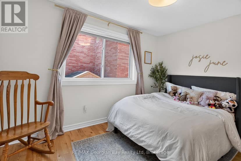 1005 Dina Crescent — photo 17 of 40