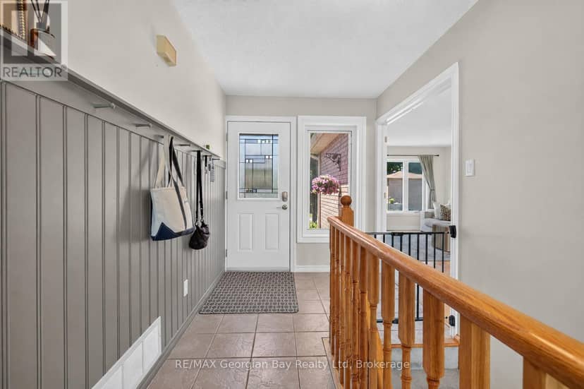 1005 Dina Crescent — photo 3 of 40
