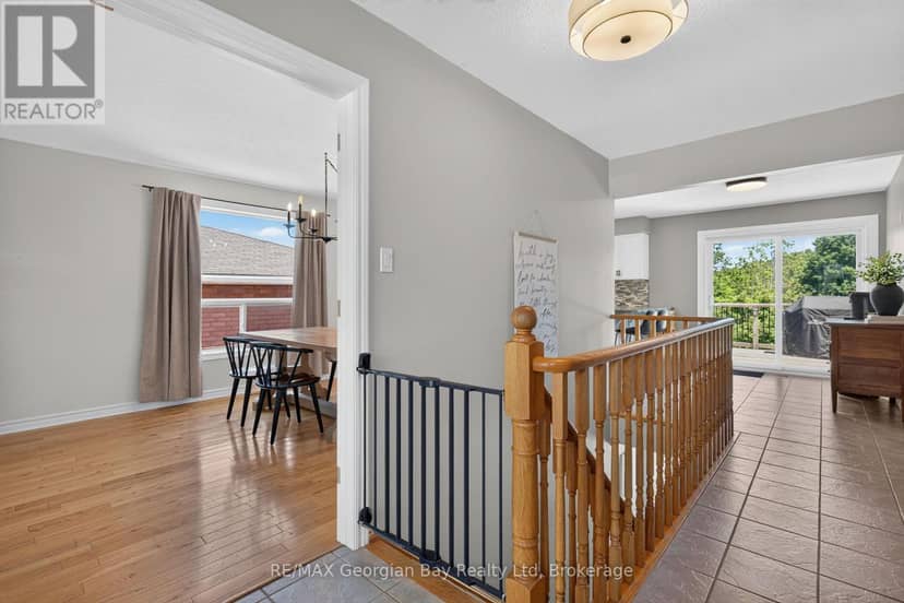 1005 Dina Crescent — photo 4 of 40