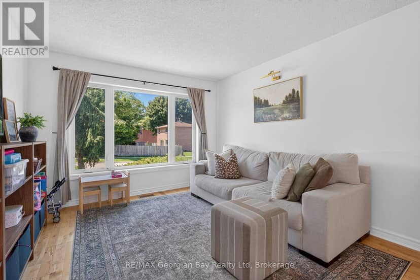 1005 Dina Crescent — photo 6 of 40