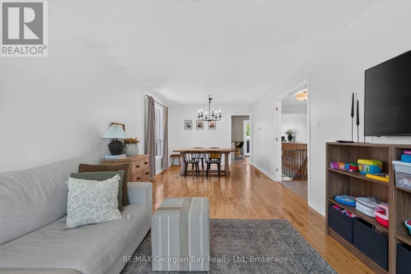 1005 Dina Crescent — photo 7 of 40