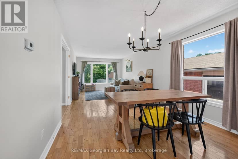 1005 Dina Crescent — photo 8 of 40