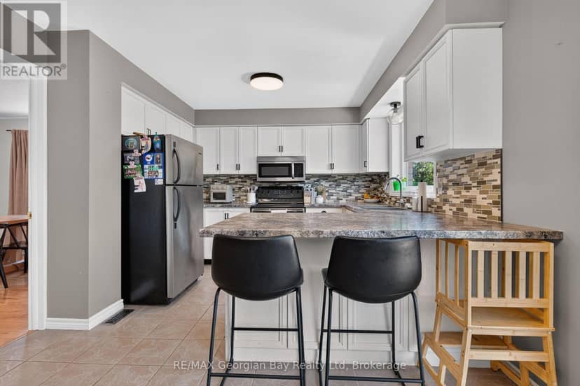 1005 Dina Crescent — photo 9 of 40