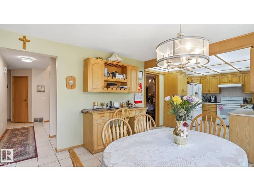 6119 156 AV NW — photo 13 of 38