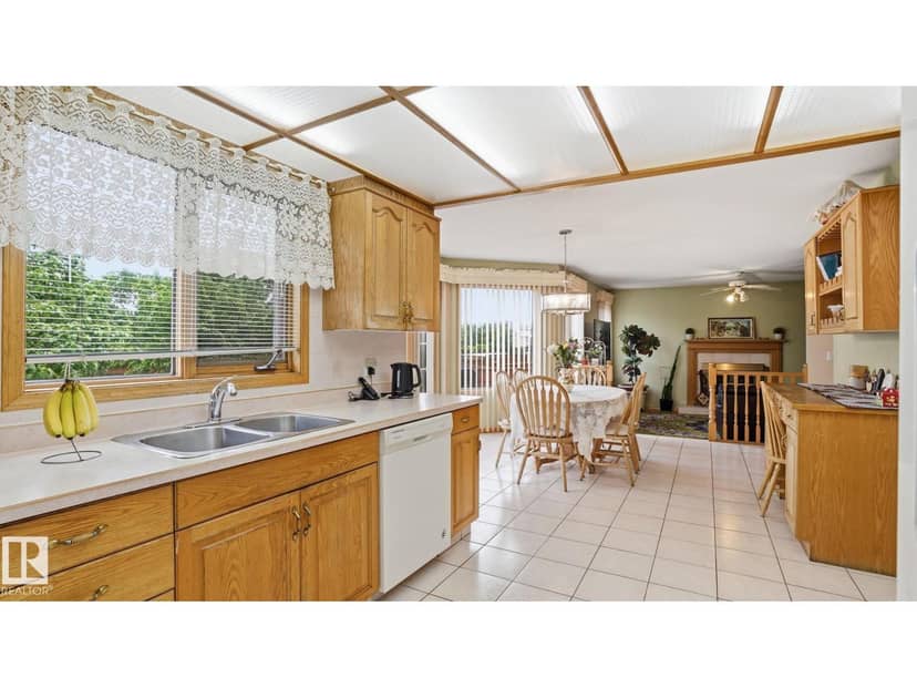 6119 156 AV NW — photo 16 of 38