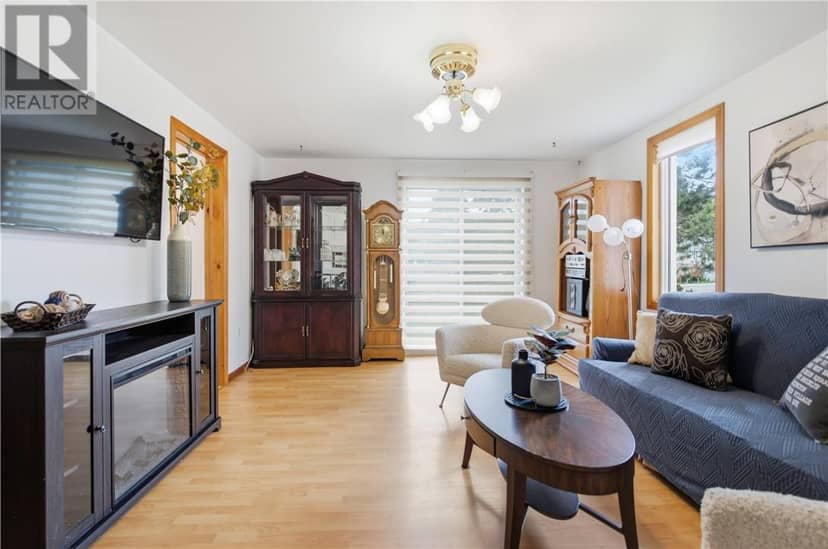 936 Bancroft Drive — photo 4 of 40