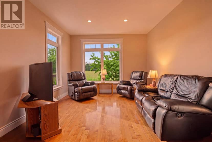 110 Alexander Crescent — photo 15 of 40
