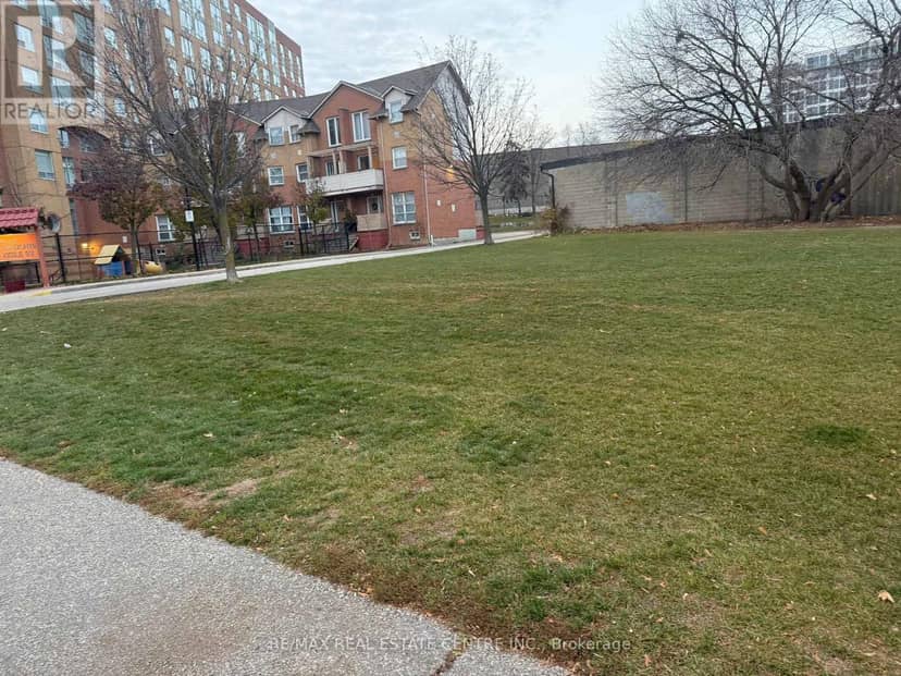 W/S Keele St — photo 1 of 3