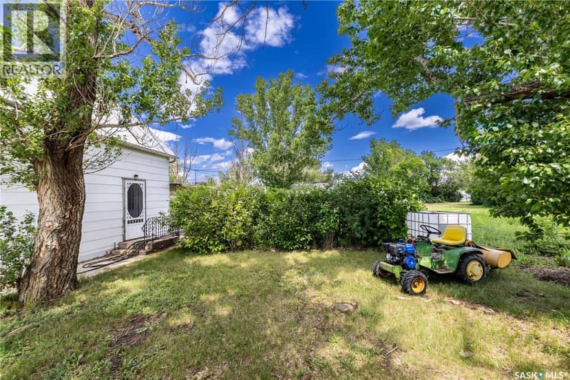 120 Crocus AVENUE — photo 4 of 31