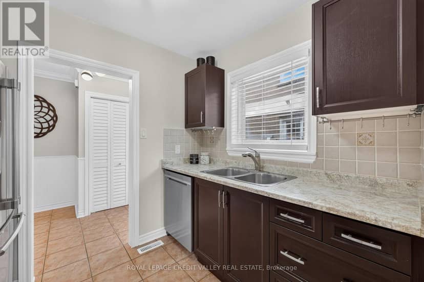 184 - 184 Town House Crescent — photo 11 of 40