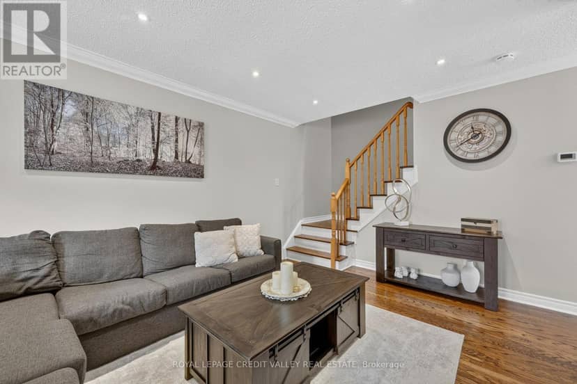 184 - 184 Town House Crescent — photo 24 of 40