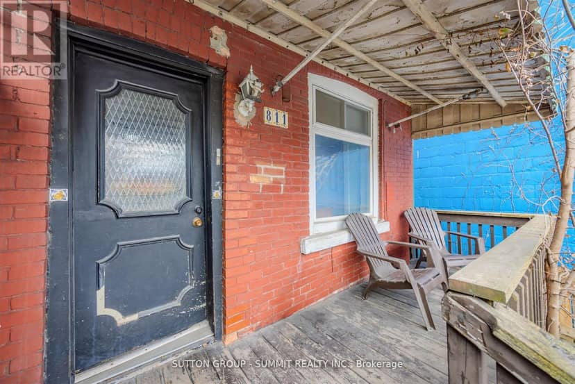 811 Bloor Street W — photo 4 of 15