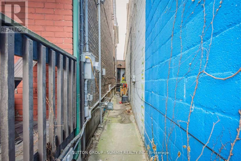 811 Bloor Street W — photo 7 of 15