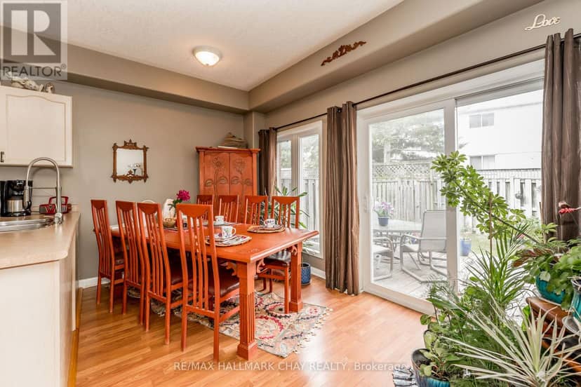 9 - 488 Yonge Street — photo 10 of 27