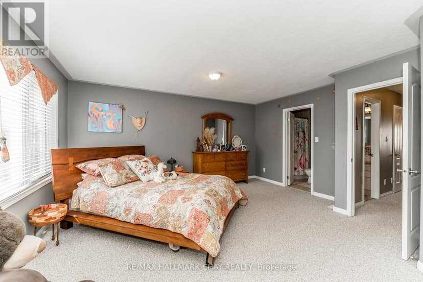 9 - 488 Yonge Street — photo 15 of 27