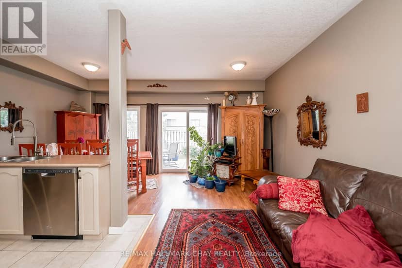 9 - 488 Yonge Street — photo 4 of 27