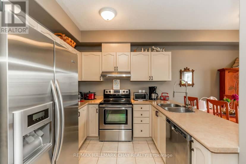 9 - 488 Yonge Street — photo 7 of 27