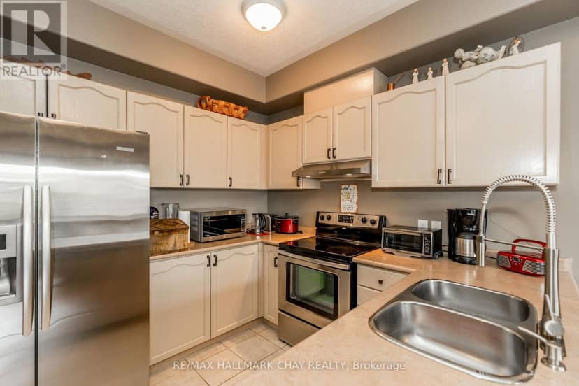 9 - 488 Yonge Street — photo 8 of 27