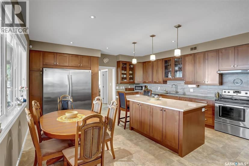 81 Kinsley PLACE — photo 8 of 40