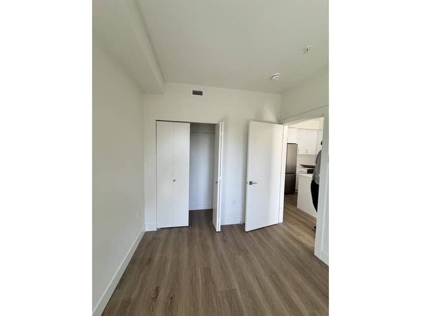 305 15739 FRASER HIGHWAY, Surrey, photo 4