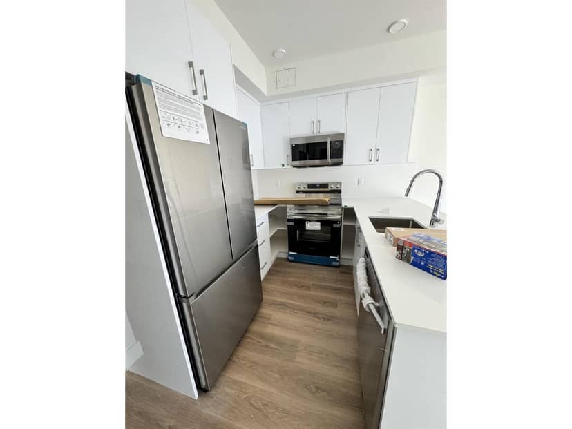 305 15739 FRASER HIGHWAY, Surrey