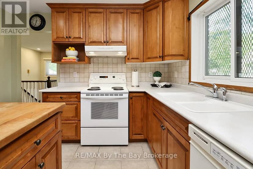 54 Fairway Crescent — photo 15 of 40