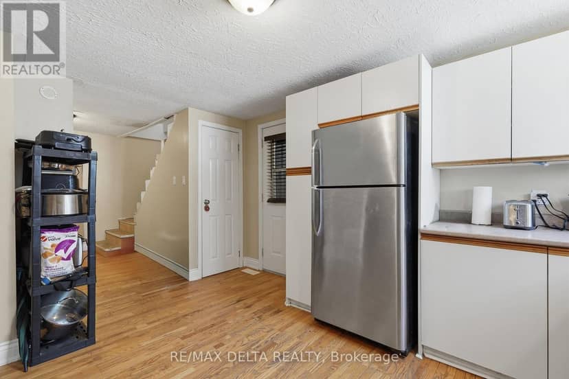 49 Lochiel Street E — photo 10 of 24