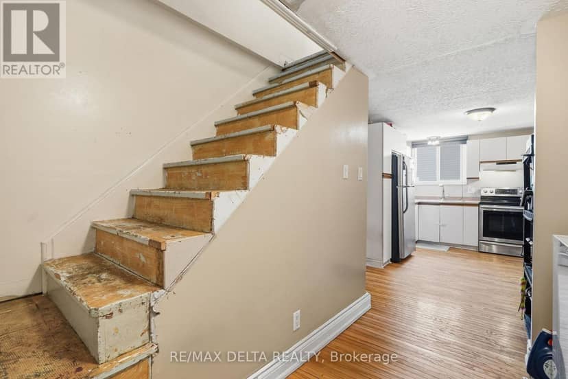 49 Lochiel Street E — photo 17 of 24