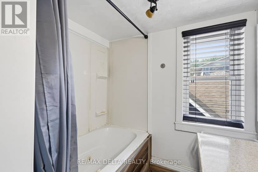 49 Lochiel Street E — photo 21 of 24