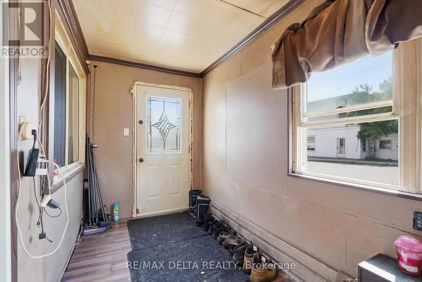 49 Lochiel Street E — photo 23 of 24