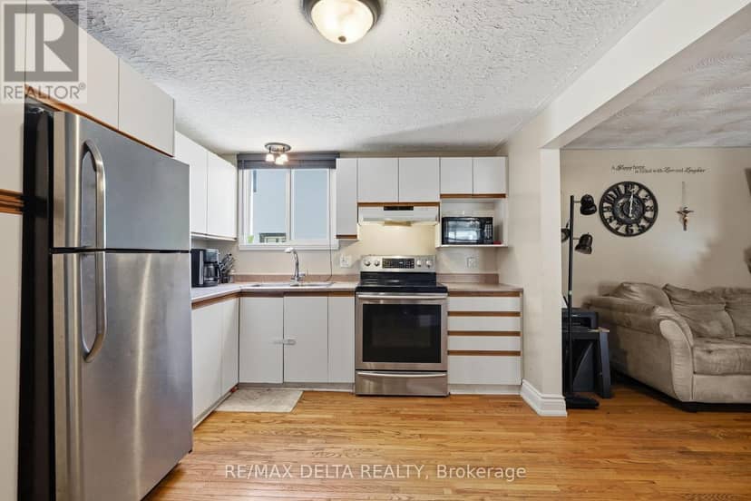 49 Lochiel Street E — photo 9 of 24