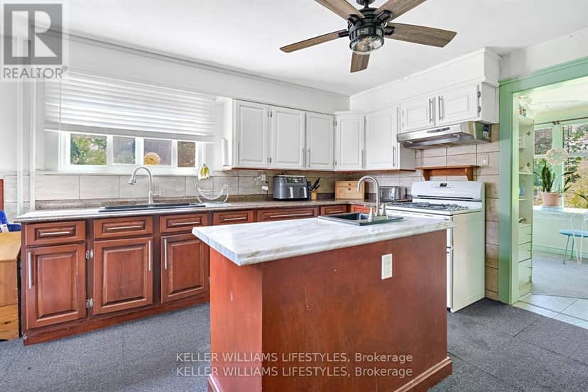 93 Sarah Street — photo 13 of 40