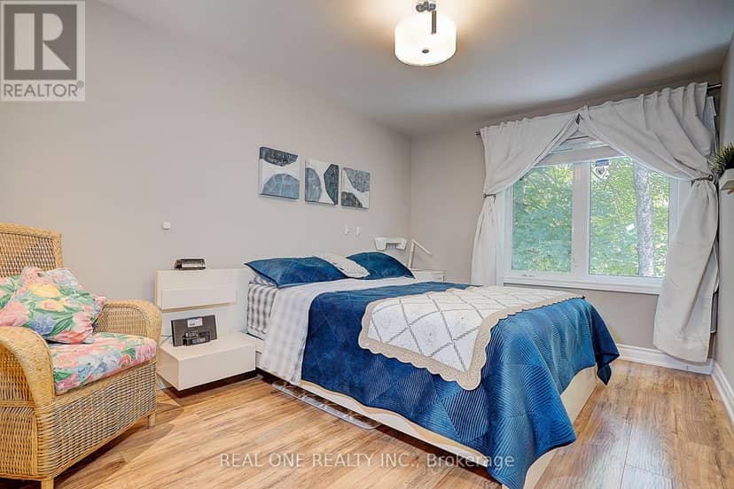 37 Lauralynn Crescent — photo 11 of 23
