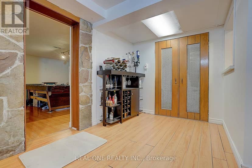 37 Lauralynn Crescent — photo 20 of 23