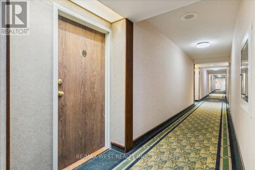 905 - 26 Hanover Road — photo 4 of 11