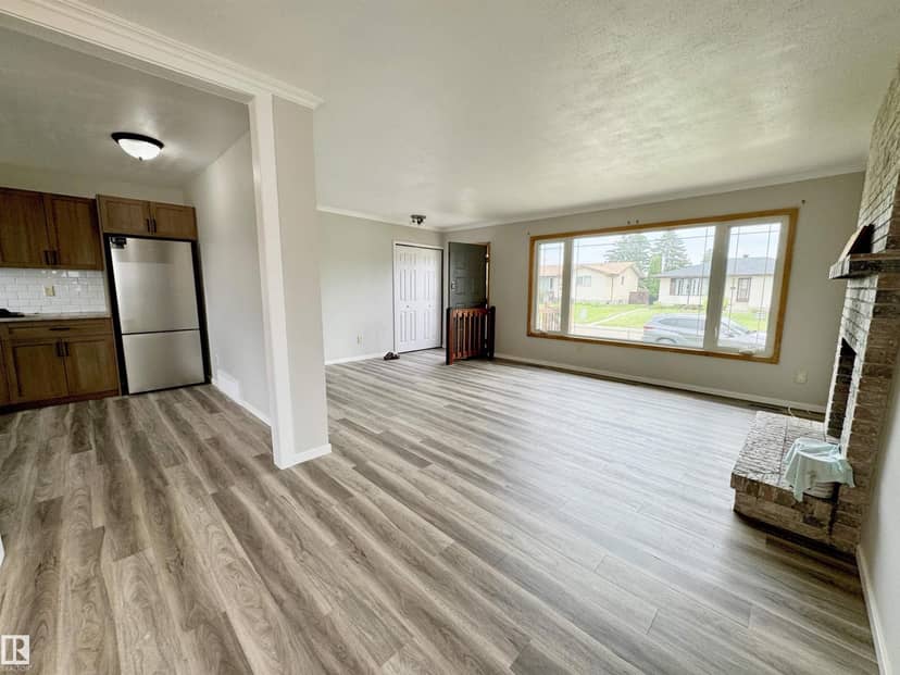 5040 47 ST — photo 12 of 40