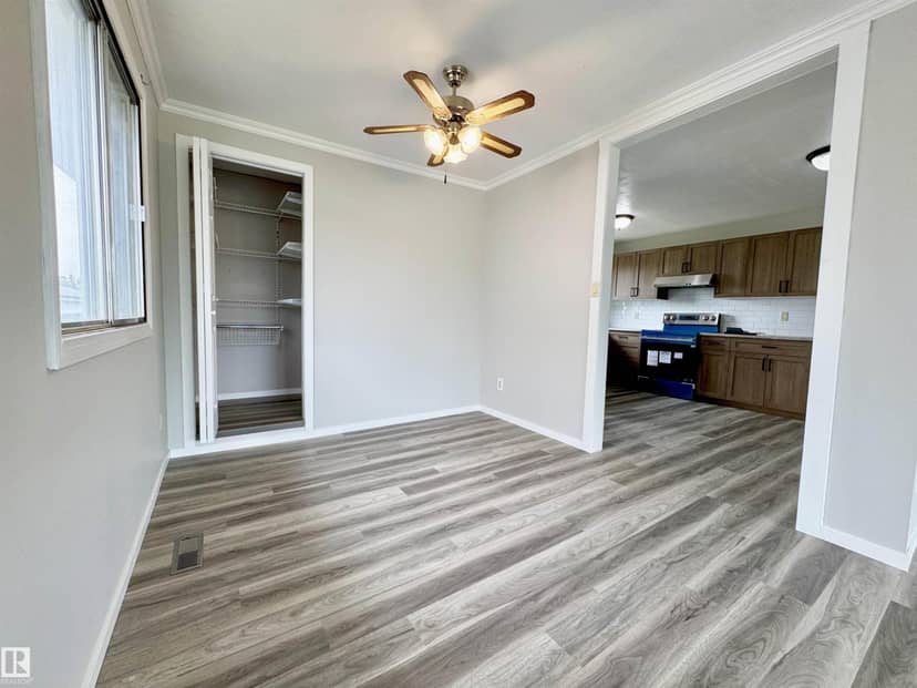 5040 47 ST — photo 11 of 40