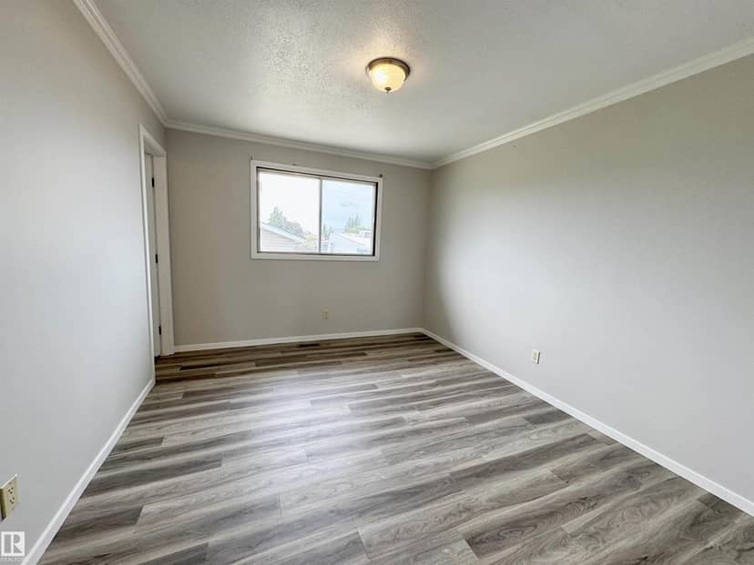 5040 47 ST — photo 30 of 40