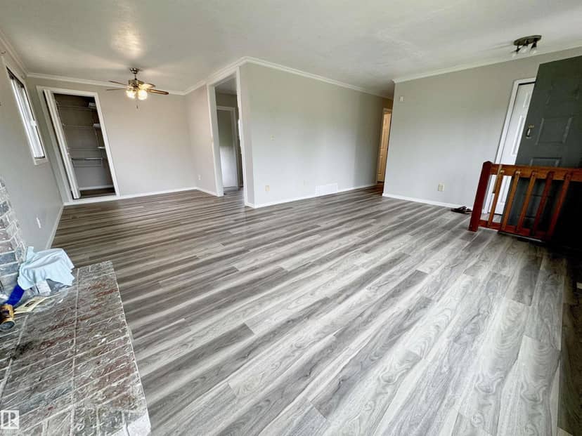 5040 47 ST — photo 15 of 40