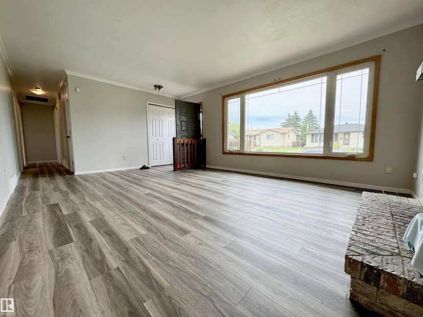 5040 47 ST — photo 14 of 40