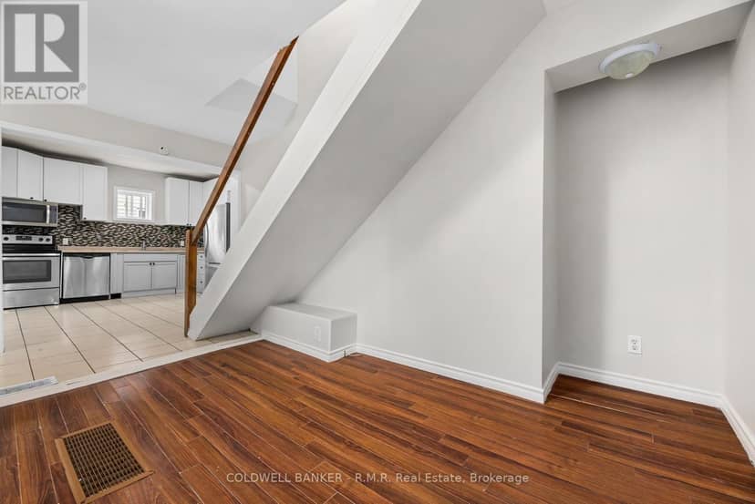 371 John Street — photo 4 of 33