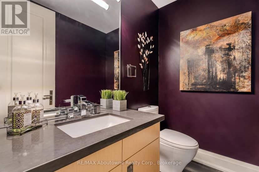 402 - 253 Church Street — photo 16 of 31