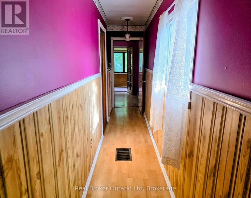 9 Burton Crescent S — photo 18 of 36