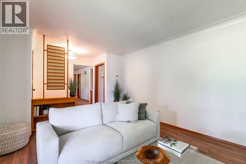 140 Gregory DRIVE East — photo 10 of 27