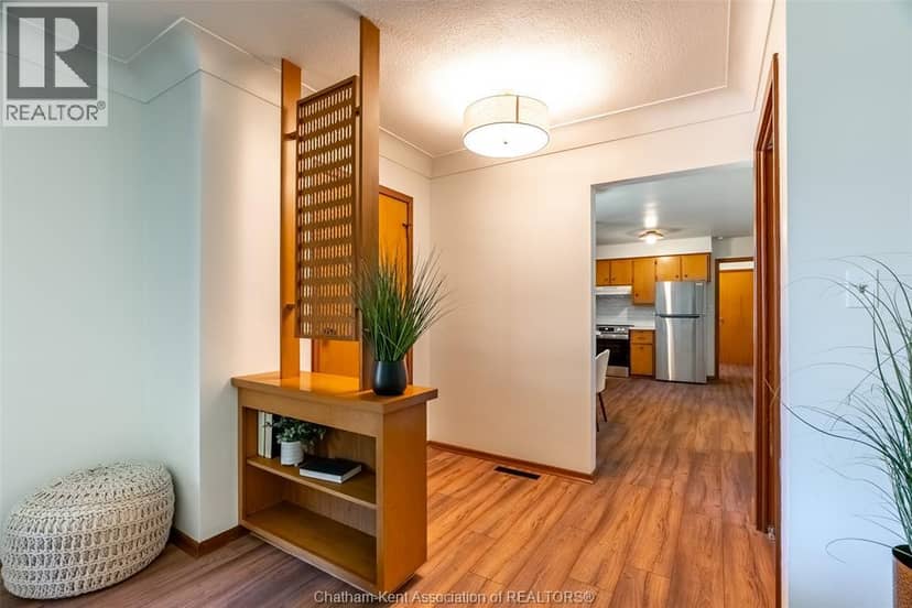 140 Gregory DRIVE East — photo 11 of 27