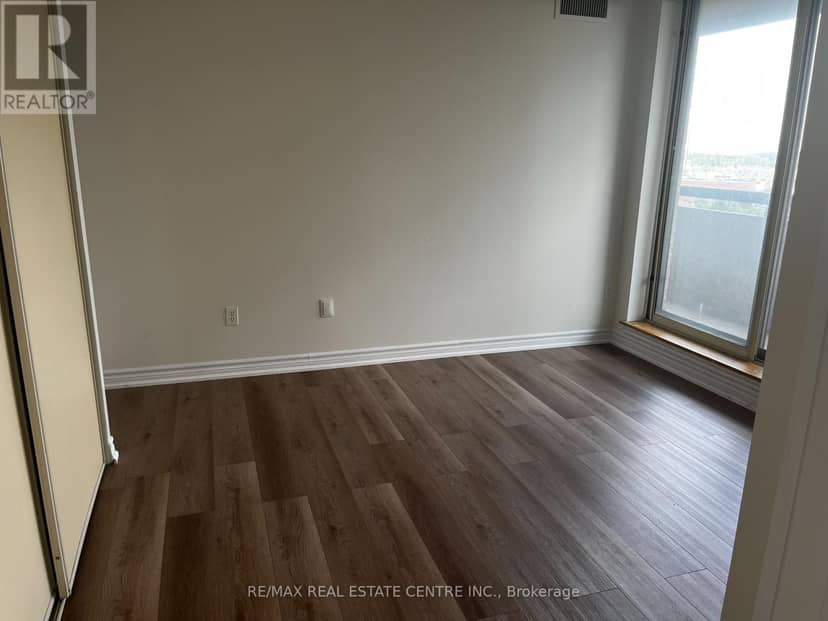 802 - 30 Malta Avenue E — photo 20 of 30