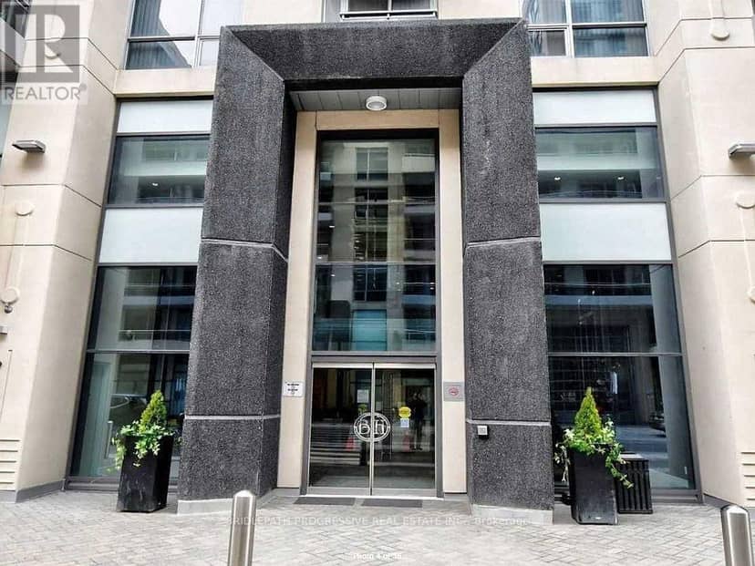1211 - 9205 Yonge Street — photo 2 of 18